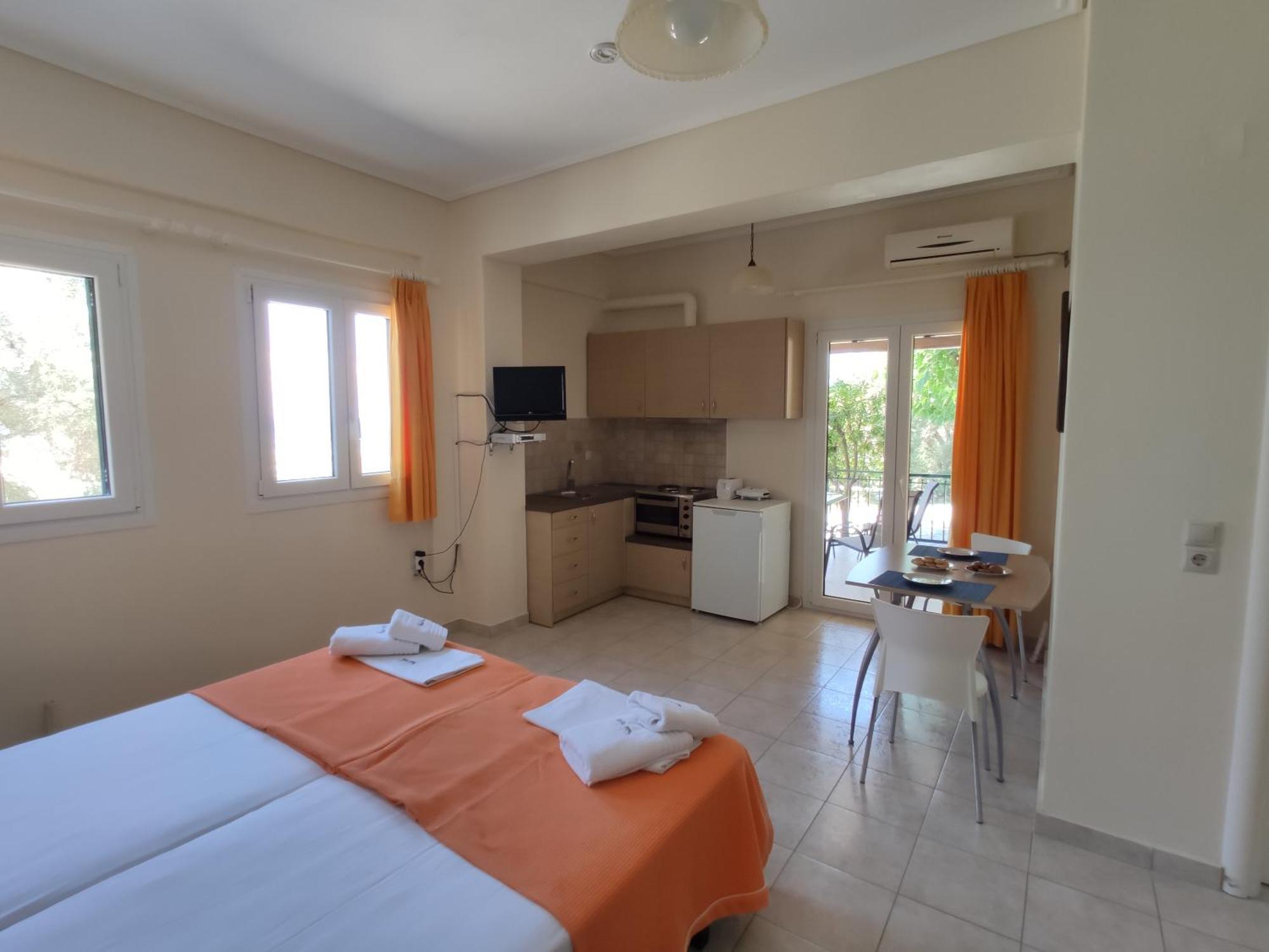 Irida Apartment Apolpaina Екстериор снимка